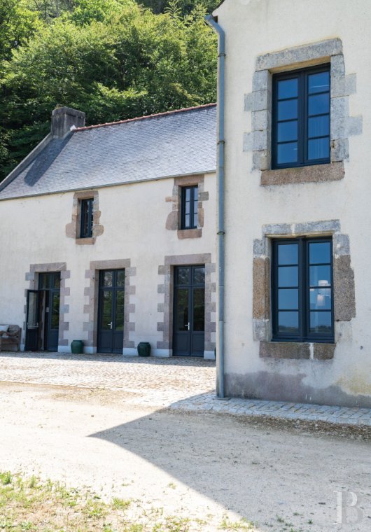 A set of two manor houses overlooks the Bay of Morlaix in Carantec on the north coast of Finistère - photo  n°11